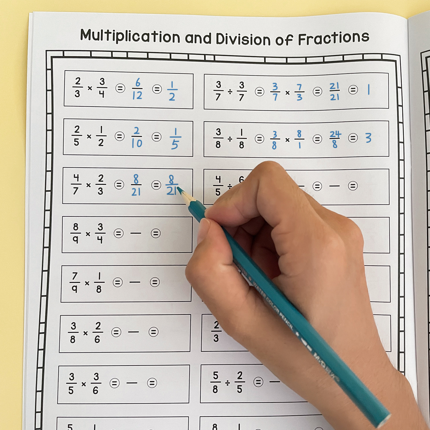 32 Pages A4 Fraction Multiplic - Kids Educational Workbooks recension och pris